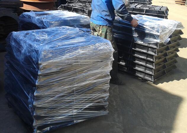 Tapa de alcantarilla cuadrada.jpg Square manhole cover.jpg